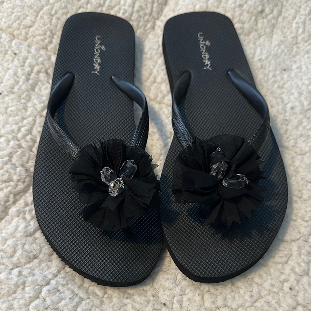 Unionbay Black Floral Women's Flip Flops never worn